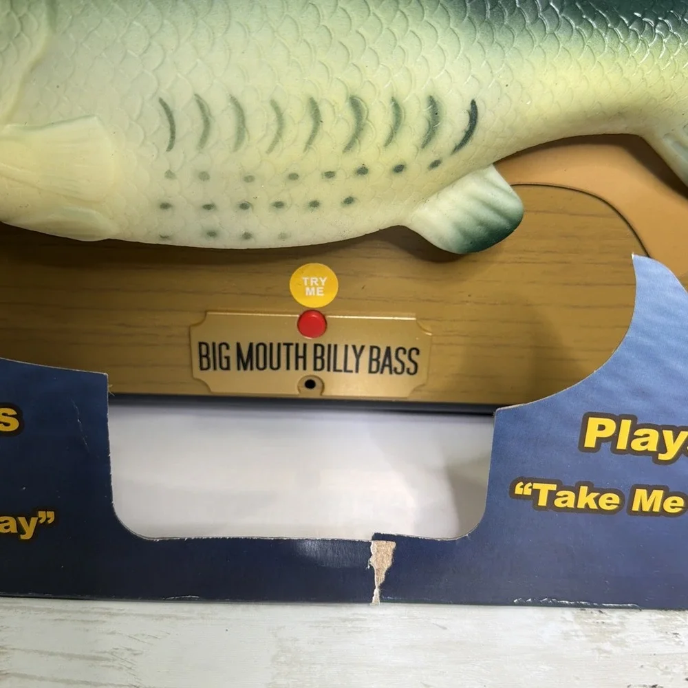 Big Mouth Billy Bass The Singing Sensation Singing Fish DOES NOT WORK PROPERLY